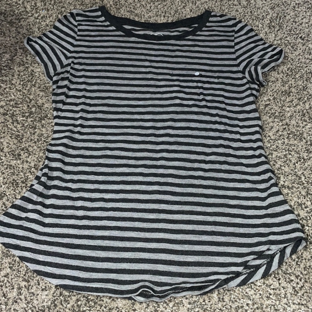 Nice dressy gray and black T-shirt. Size large.